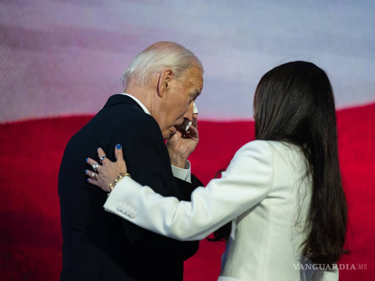 $!Ashley Biden abraza a su padre, el presidente estadounidense, Joe Biden, mientras se seca las lágrimas en la Convención Nacional Demócrata en Chicago, Illinois.