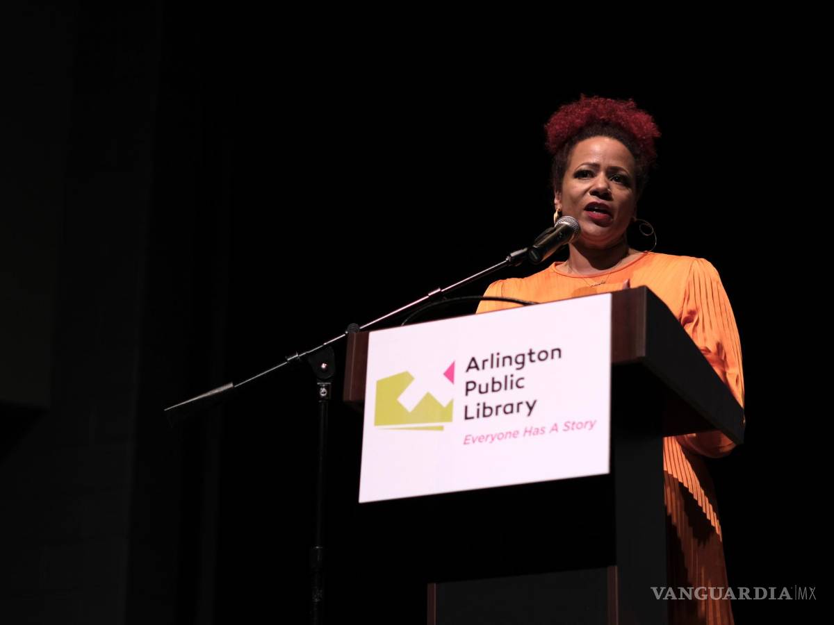 $!La periodista y escritora Nikole Hannah-Jones habla durante la celebración de la Semana de los Libros Prohibidos en la Biblioteca Pública de Arlington.