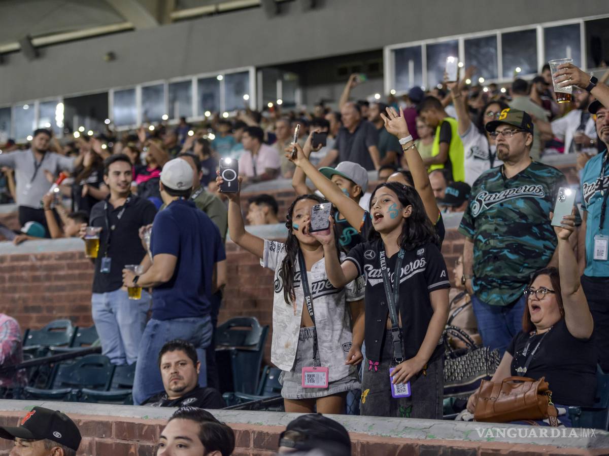 $!Fernando Villegas celebró con la afición su primer jonrón de la temporada, clave para sellar el triunfo de Saltillo en el Francisco I. Madero.