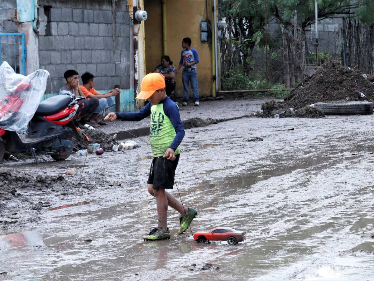 $!Las calles quedaron llenas de lodo tras el paso del agua.