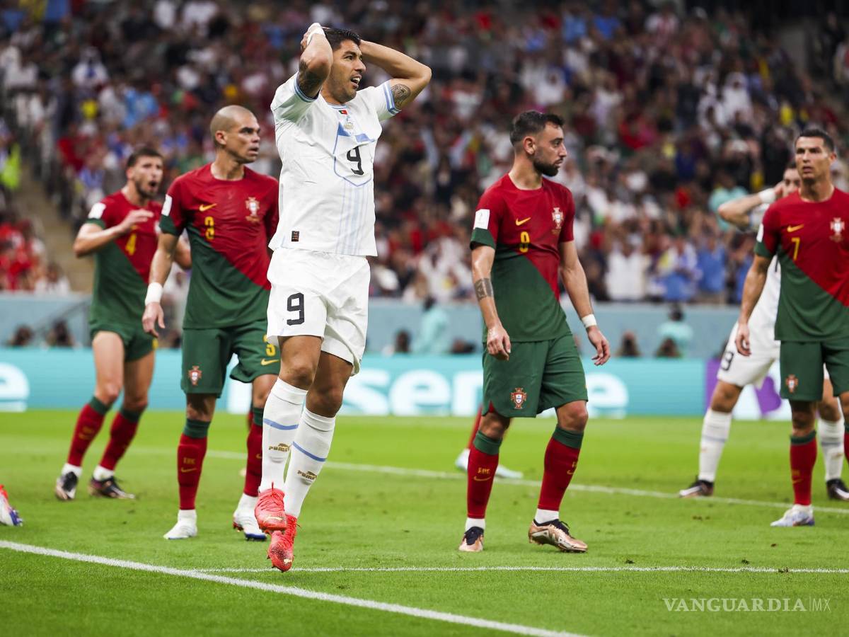 $!Luis Suárez se lamenta ante una fallida oportunidad buscando el gol.