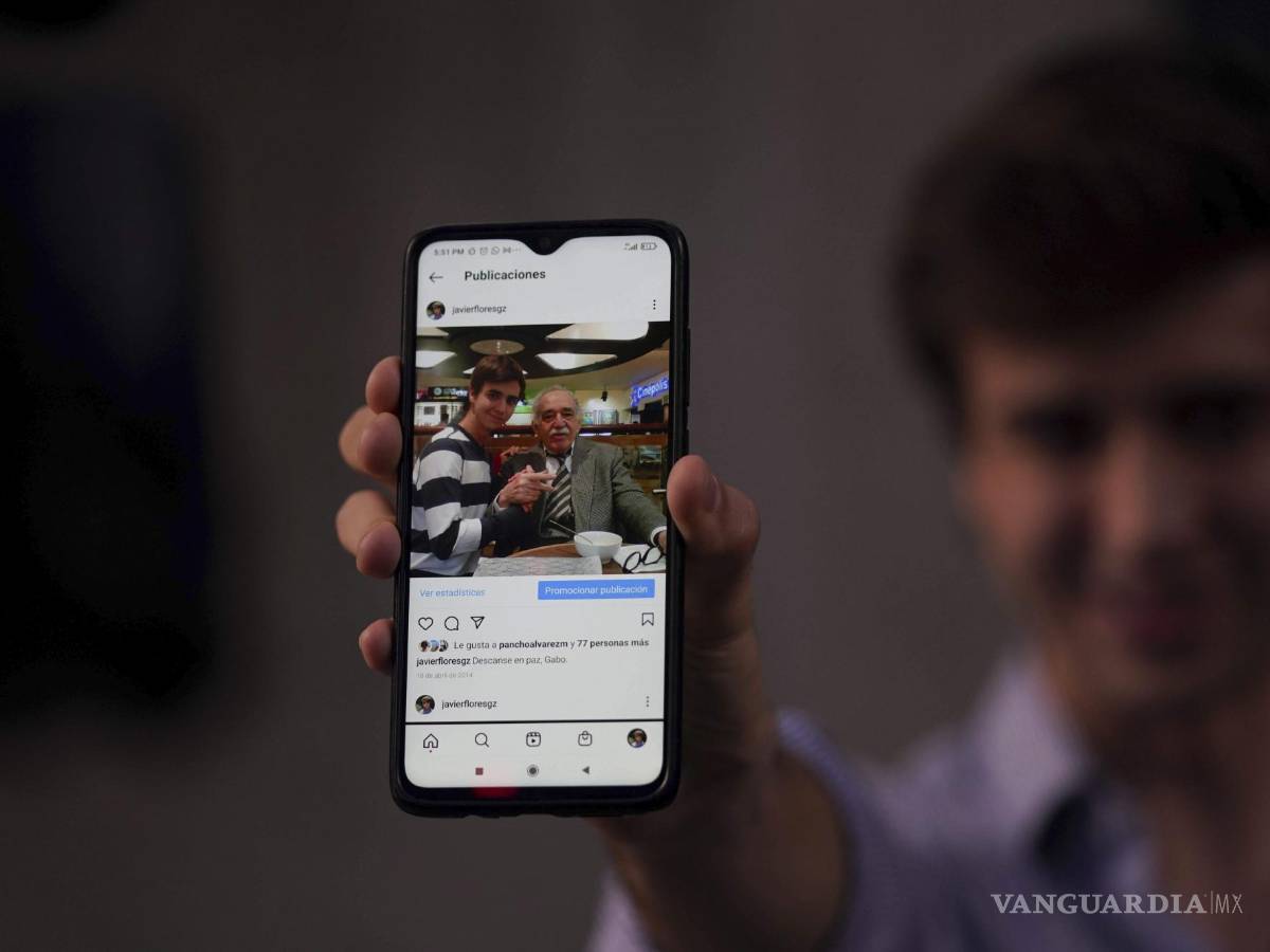 $!Javier Flores muestra una vieja foto en su celular junto a Gabriel García Márquez usando la misma corbata que Flores compró en una venta benéfica de artículos del escritor y su esposa Mercedes, en la que fue por años su casa en la Ciudad de México. AP/Fernando Llano