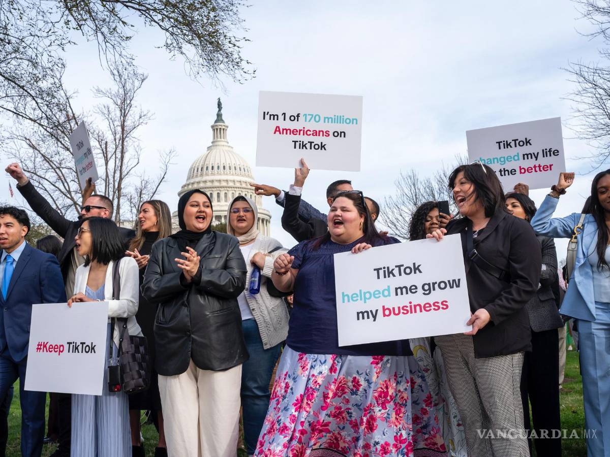 $!Personas a favor de TikTok se reúnen en el Capitolio en Washington.