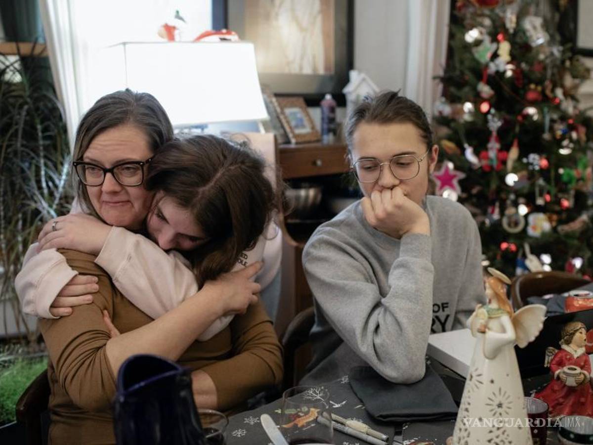 $!Aidan, a la derecha, con su madre Rhonda y su prima Madelyn, abrazando a Rhonda, en Calgary, Canadá.