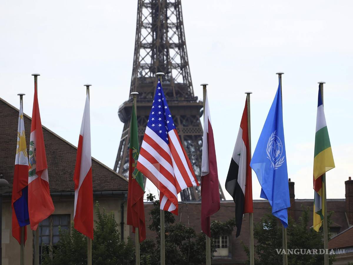 $!La bandera de Estados Unidos, en el centro, ondea durante una ceremonia en la sede de la UNESCO en París, Francia.