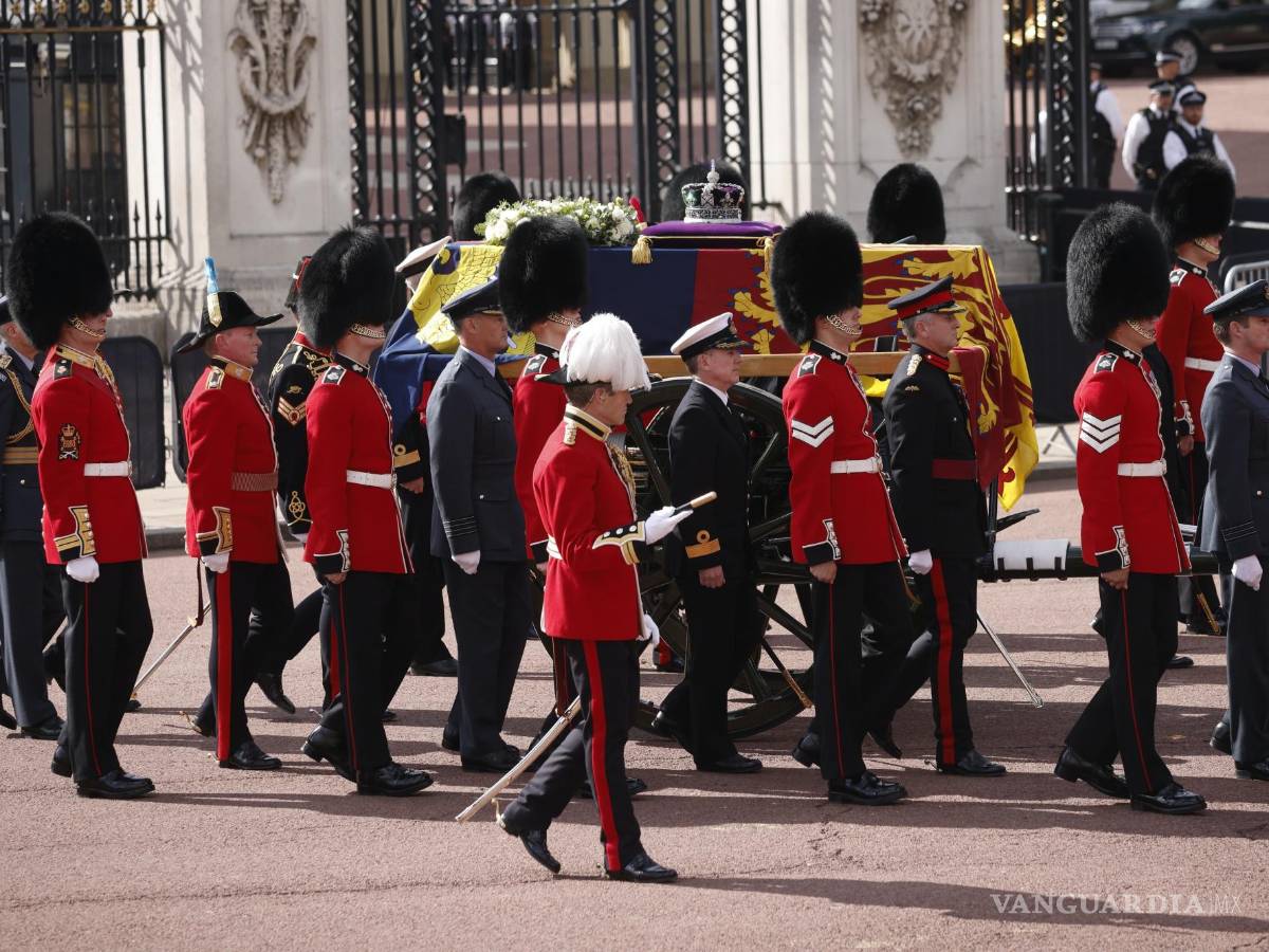 $!El ataúd con el cuerpo de la Reina Isabel II, envuelto en el estandarte real con la Corona del Estado Imperial en la parte superior.