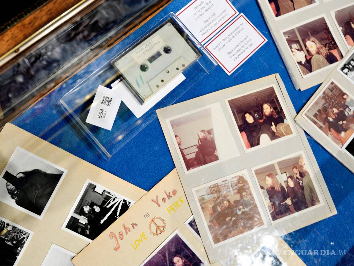 $!Un casete con la grabación de las entrevistas de cuatro escolares daneses con John Lennon y Yoko Ono durante la estancia invernal de la famosa pareja en Thy, en Jutlandia, Dinamarca, en 1970, se subastará en la casa de subastas Bruun Rasmussen de Copenhague, Dinamarca. EFE/EPA/Philip Davali