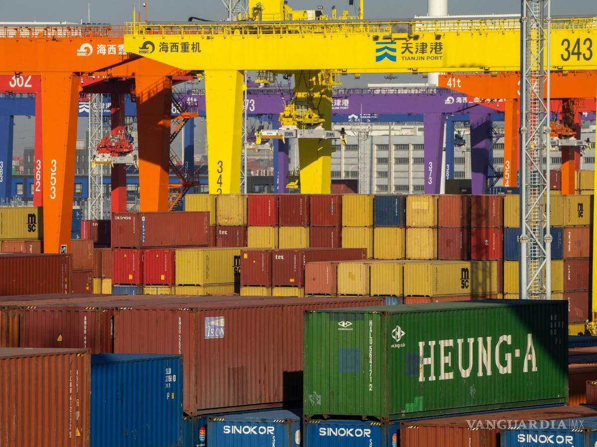 $!Los contenedores de envío se apilan en un puerto de Tianjin, China, el 16 de enero de 2023.