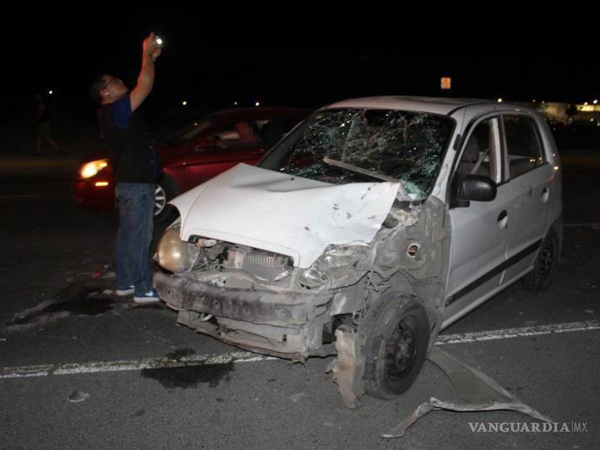 $!El auto terminó con el frente destrozado.