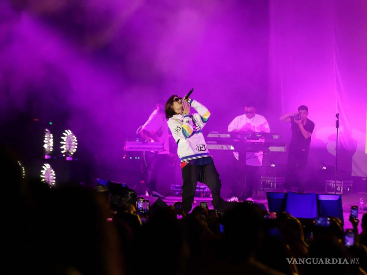 $!El público se dio cita en el parque Las Maravillas a las 20:30 horas. Chicos y grandes, en su mayoría mujeres, llegaban al lugar con sus mejores atuendos, quizá para estar a la altura de la ocasión.