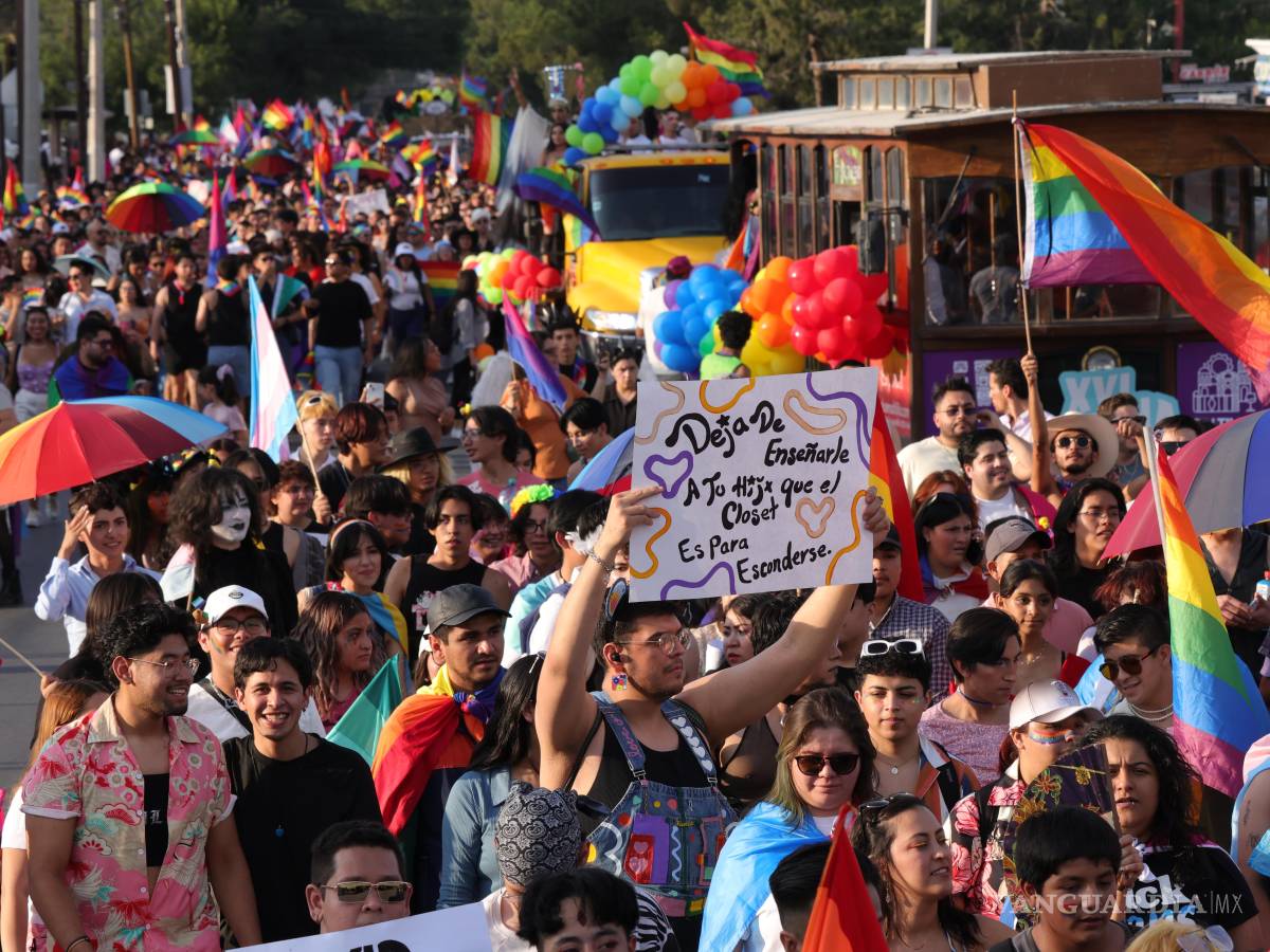 $!Durante la edición 2025 de la marcha del Orgullo en Saltillo, la comunidad LGBTTTIQ+ reconoció la trayectoria de Homero Craig con un emotivo homenaje en Plaza de Armas.