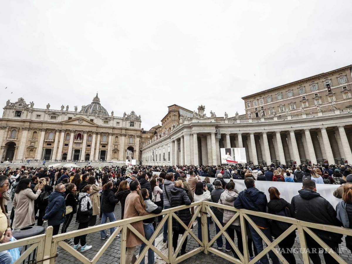 $!Centenares de fieles acudieron a la plaza de San Pedro para escuchar el mensaje del Papa.