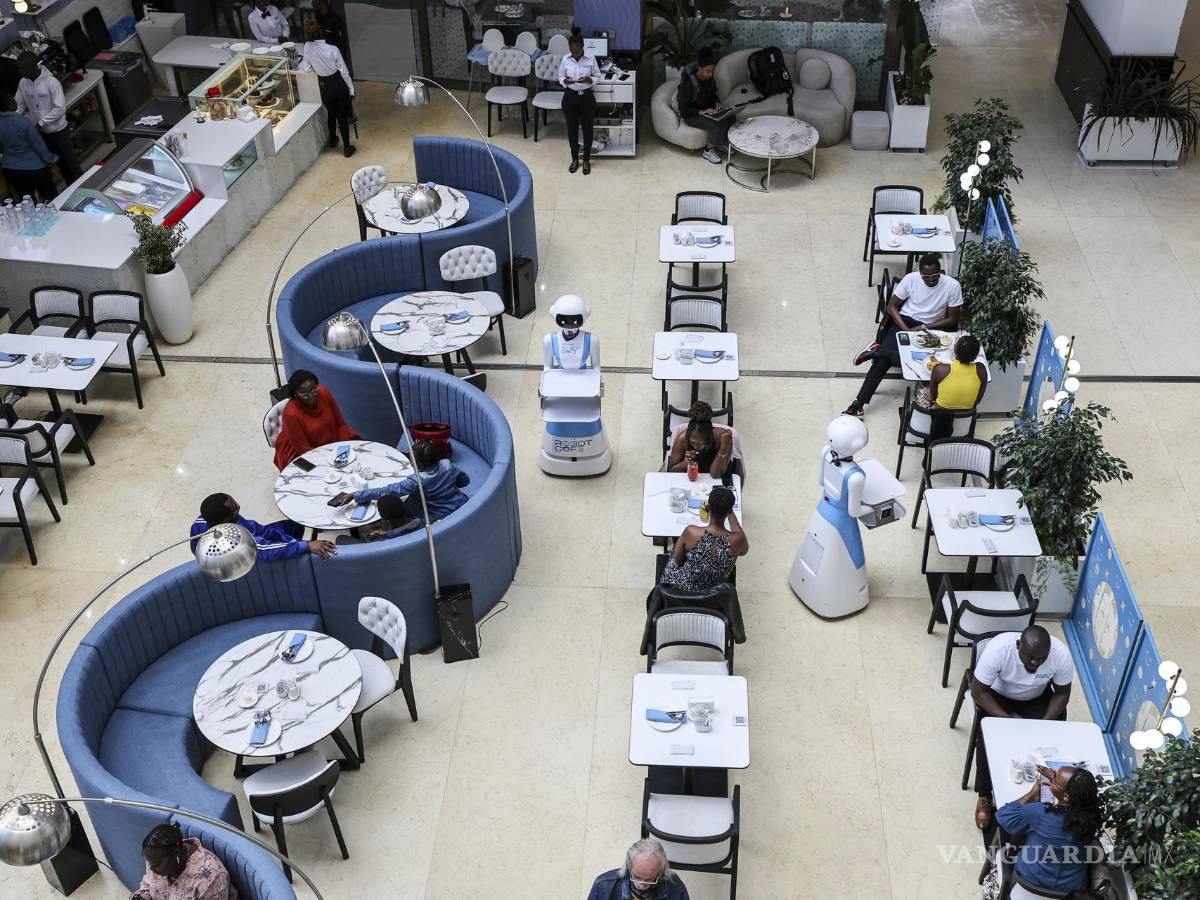 $!El Robot Cafè emplea a 52 empleados que trabajan junto a los robots. Lejos de reemplazar los trabajos humanos, los robots mejoran la experiencia gastronómica.