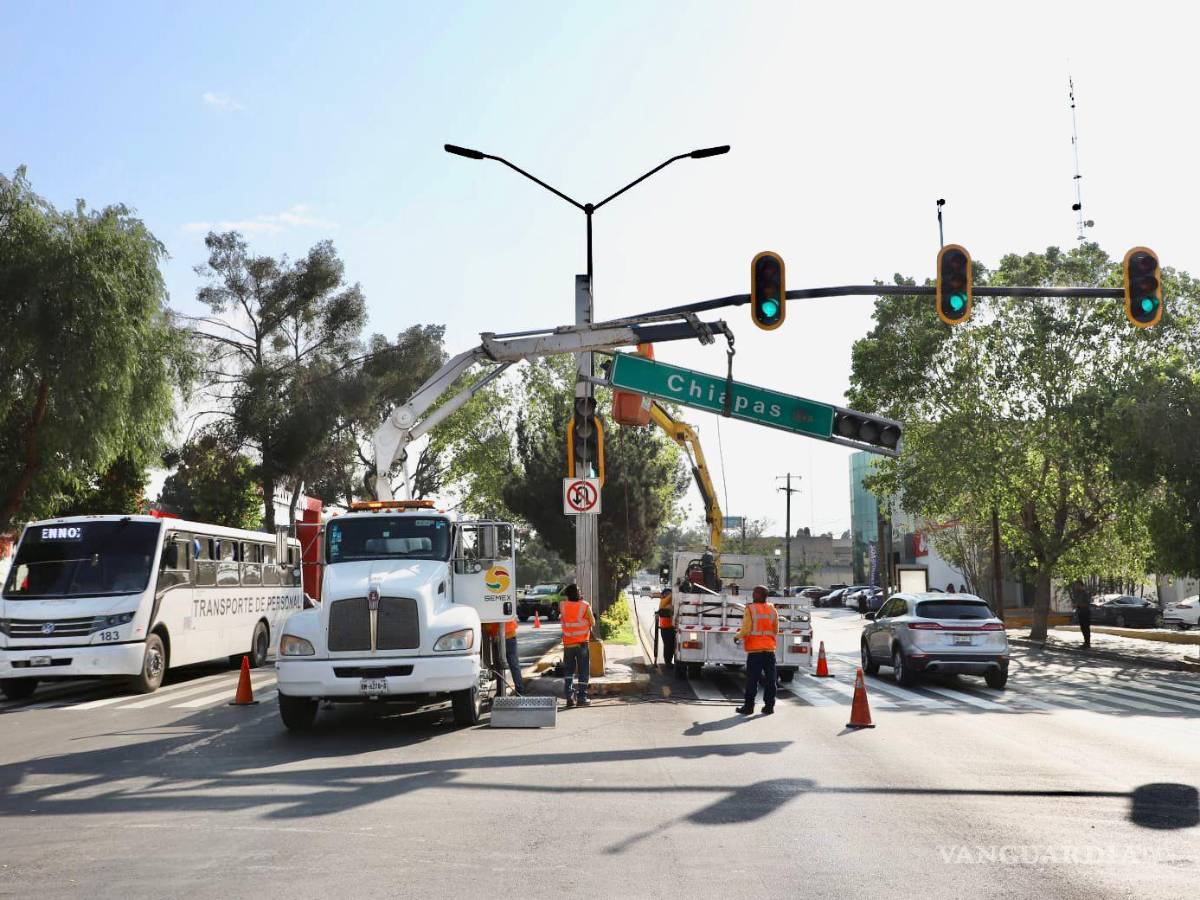 $!Trabajos de sincronización en los semáforos del bulevar Carranza buscan agilizar el tráfico en Saltillo.