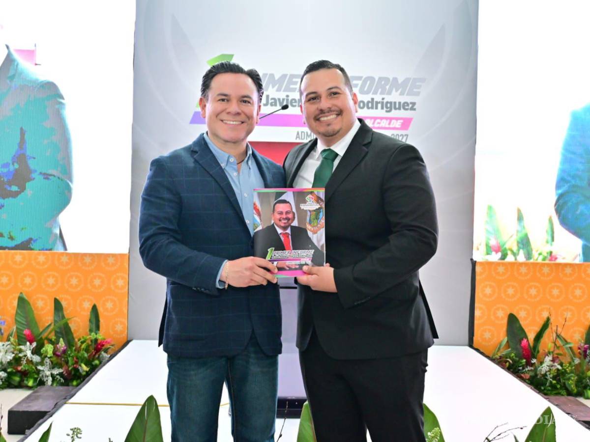 $!El alcalde de San Buena con Sergio Sisbeles, previo a la entrega del informe.