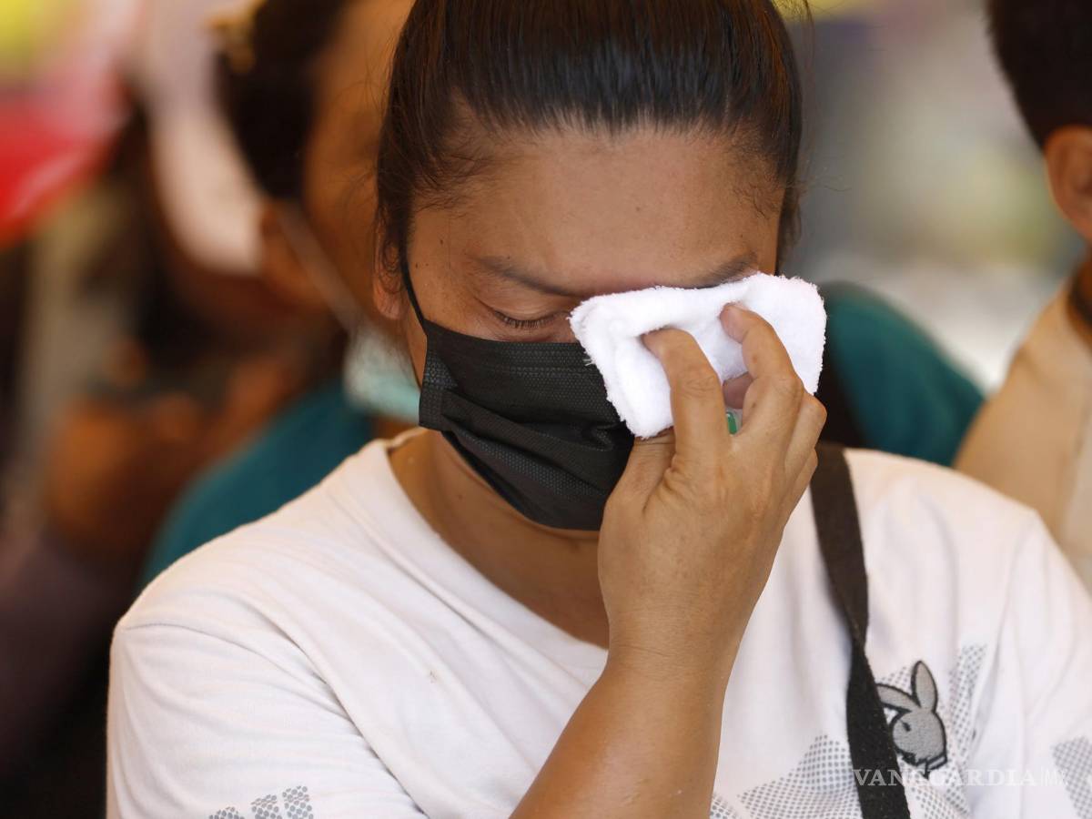 $!Kannika Noommisri llora mientras espera a sus familiares desaparecidos durante una operación de búsqueda de sobrevivientes en Bangkok, Tailandia.