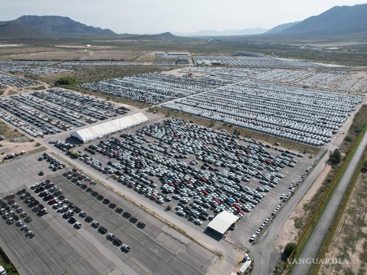 $!Los patios de Stellantis en Derramadero también se han visto con una importante cantidad de vehículos producidos.