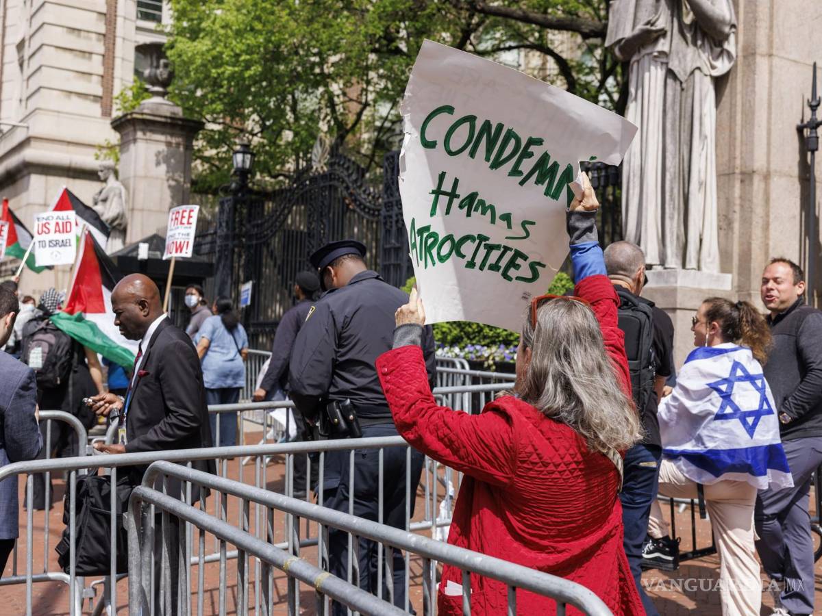 $!Partidarios de Israel se reúnen frente al campus de la Universidad de Columbia en contraprotesta de quienes apoyan a Palestina en Nueva York.