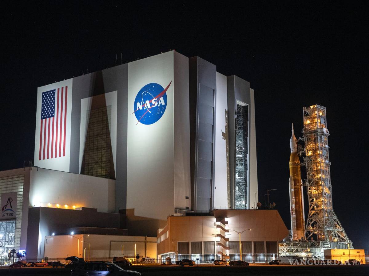 $!El cohete SLS con cápsula Orion, de la misión Artemis 1, es transportado desde el Vehicle Assembly Building de la NASA hasta el pad 39B del Kennedy Space Center.