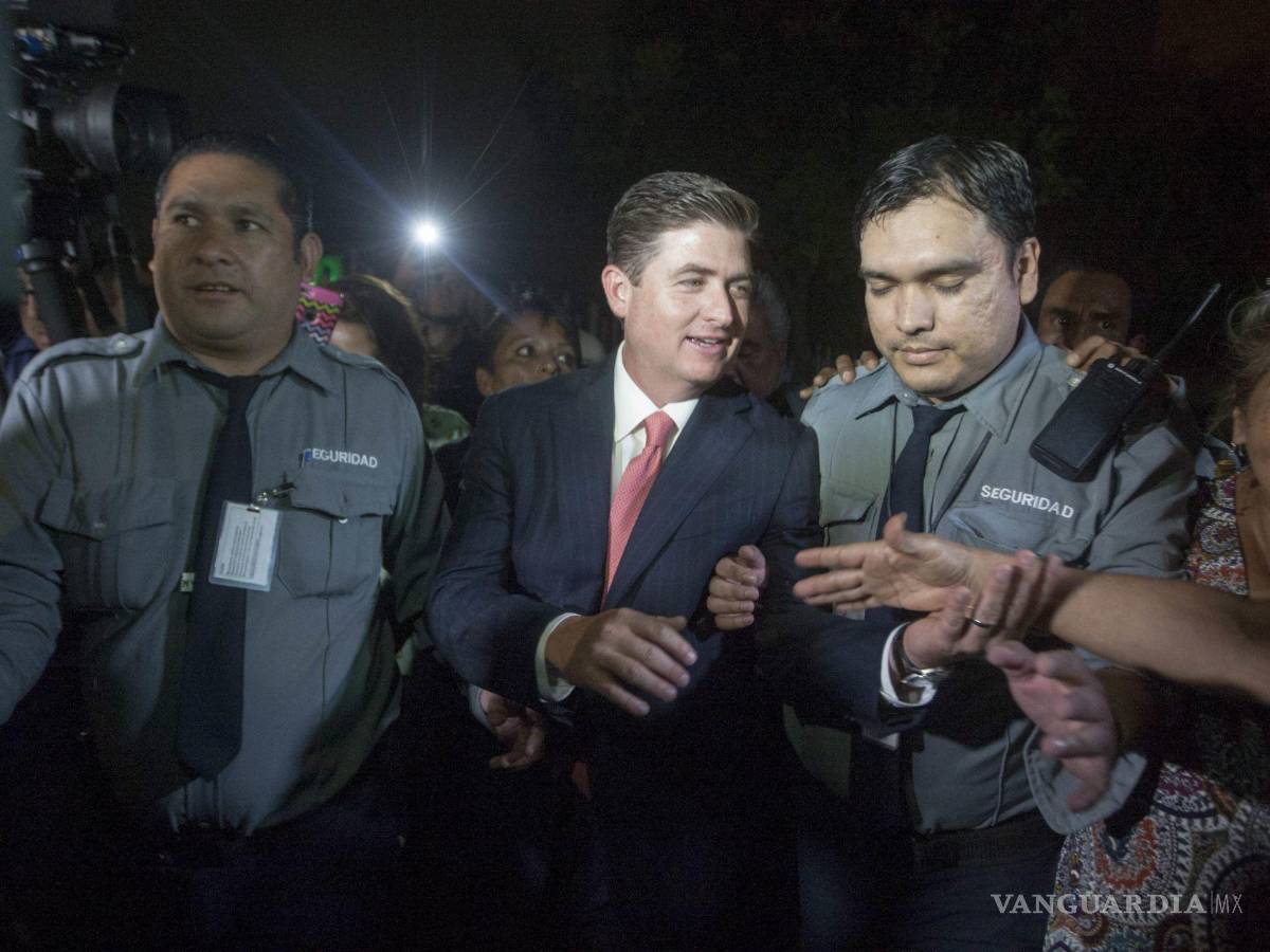 $!El ex gobernador de Nuevo León, Rodrigo Medina, al salir de la audiencia, luego de 13 horas donde fue vinculado a proceso por solo un delito de los tres que se le pretendía imputar.