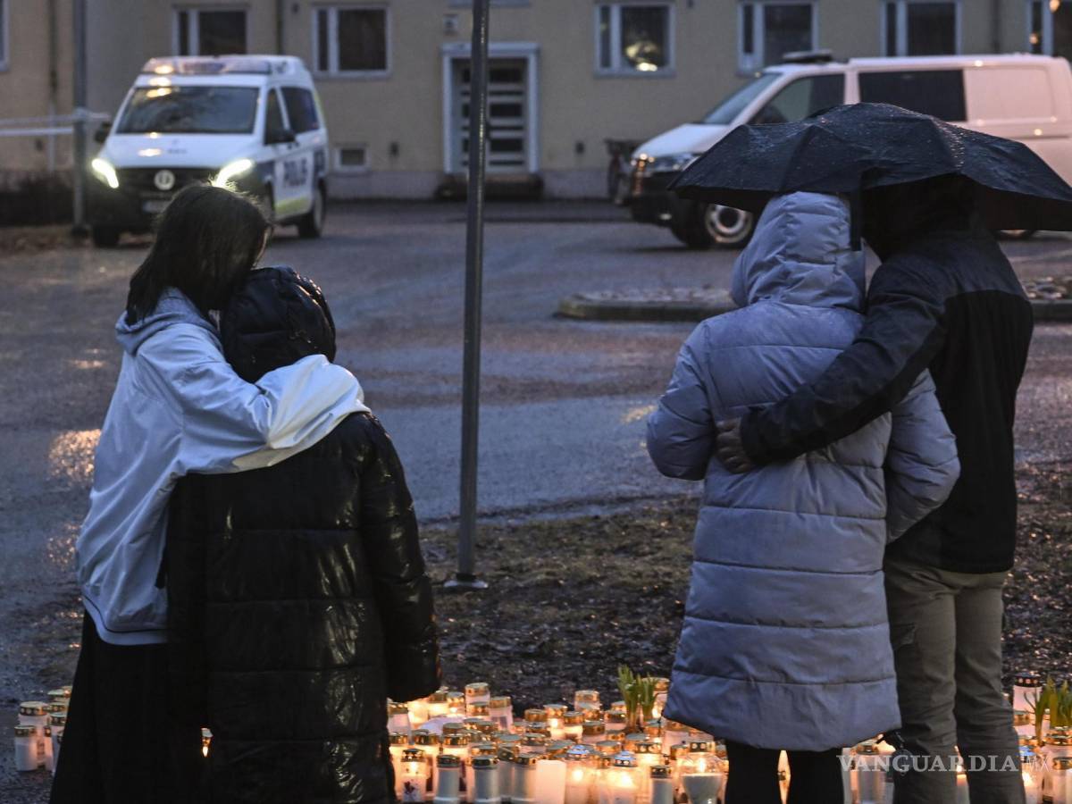 $!La gente deja velas en el patio de la escuela donde tuvo lugar un tiroteo en Vantaa, Finlandia.