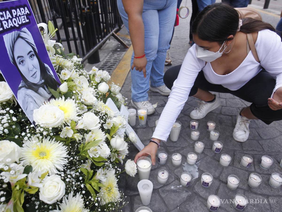 $![justicia por el caso de Luz Raquel Padilla hoy, frente al Palacio de Gobierno de Jalisco, en Guadalajara][(México). Padilla muriñó el pasado martes luego de que un hombre la agredió, la roció con alcohol]
