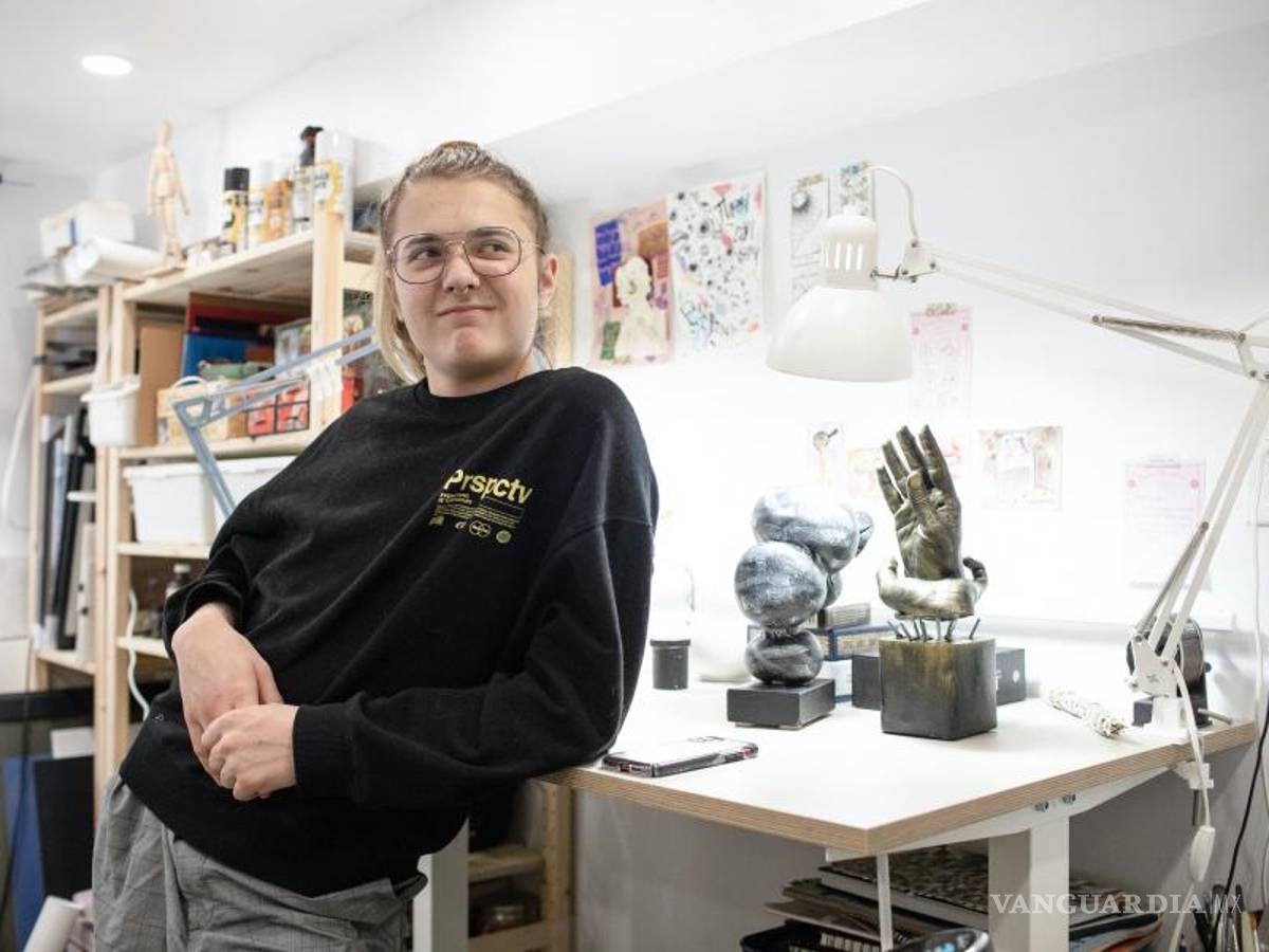 $!Aidan en una sala de arte que comparte con su padre Norm, en su casa en Calgary, Canadá.