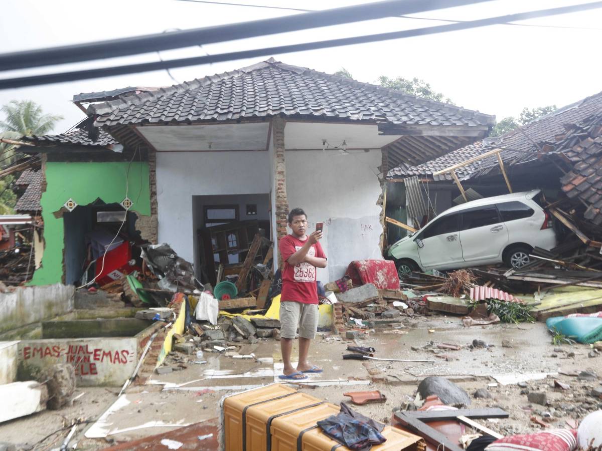 $!Tsunami en Indonesia: Asciende a 222 la cifra de muertos y 843 heridos