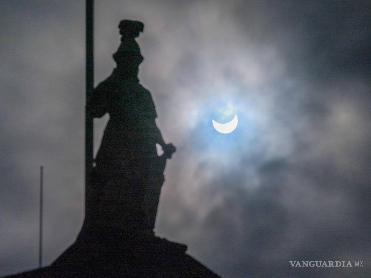 $!El eclipse solar ocasionó una pérdida estimada de 560 MW, lo que supone el 8.5 % del consumo y el 23 % de la producción del sistema eléctrico nacional.