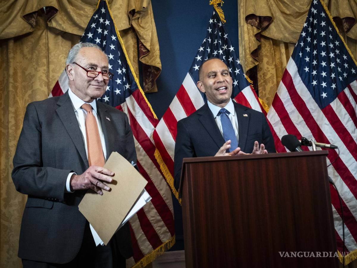$!El líder de la mayoría demócrata del Senado, Chuck Schumer (i), y el líder de la minoría demócrata de la Cámara de Representantes, Hakeem Jeffries respaldan a Kamala Harris