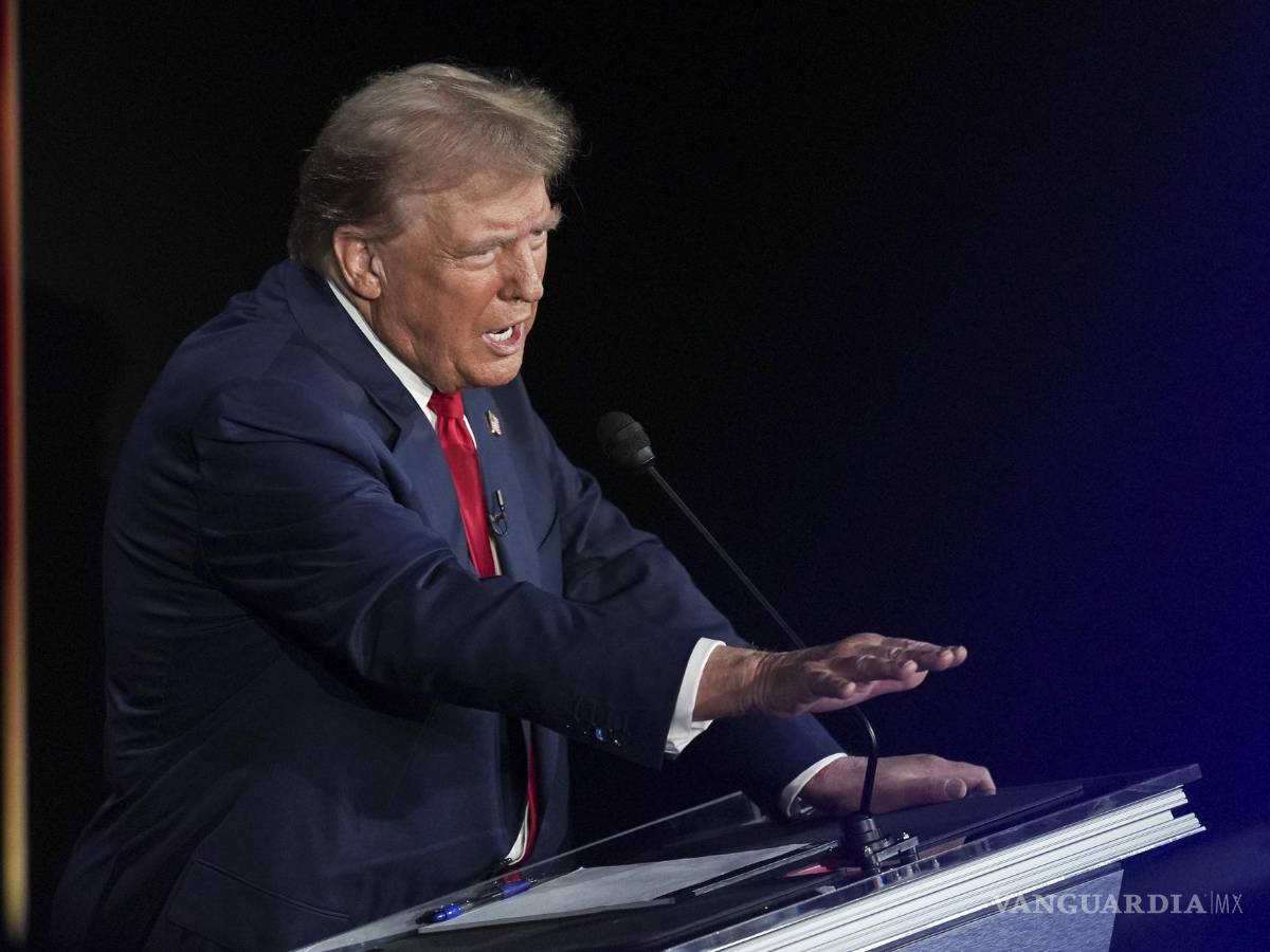 $!El candidato presidencial republicano Donald Trump responde a la candidata presidencial demócrata Kamala Harris, durante un debate presidencial.