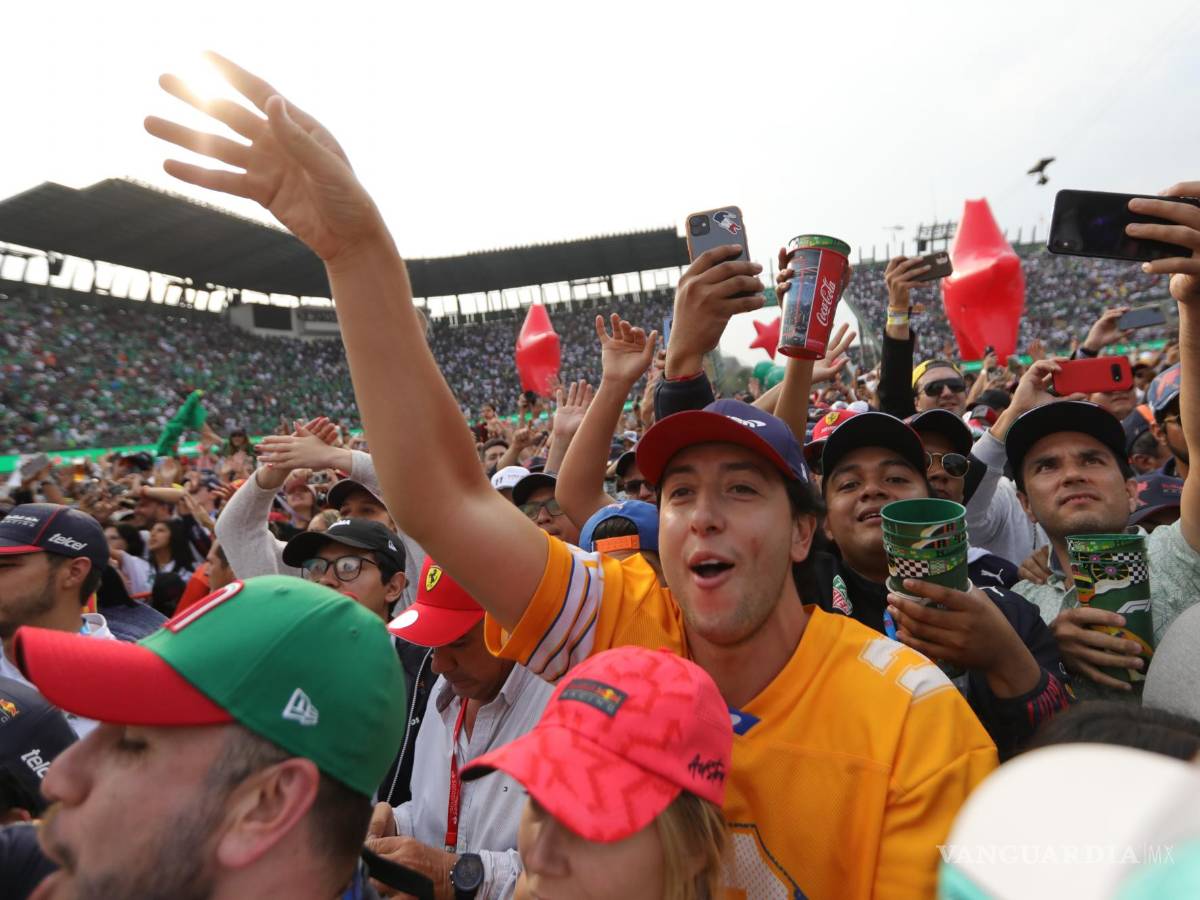 $!Aficionados celebran al final del Gran Premio de Fórmula Uno de Ciudad de México en el Autódromo Hermanos Rodríguez en Ciudad de México (México).