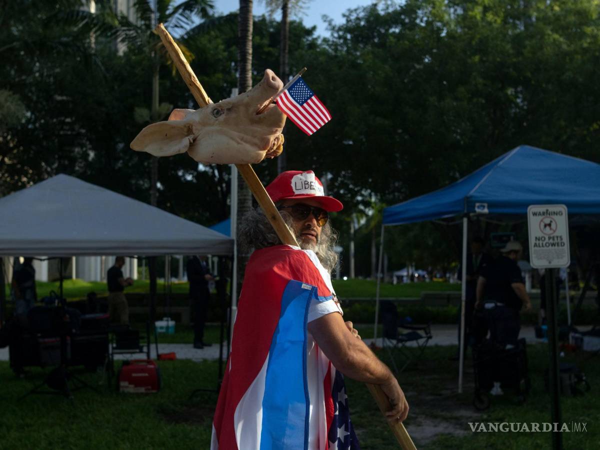 $!Un partidario del expresidente Donald Trump protesta frente al Palacio de Justicia de los Estados Unidos Wilkie D. Ferguson Jr. en Miami.