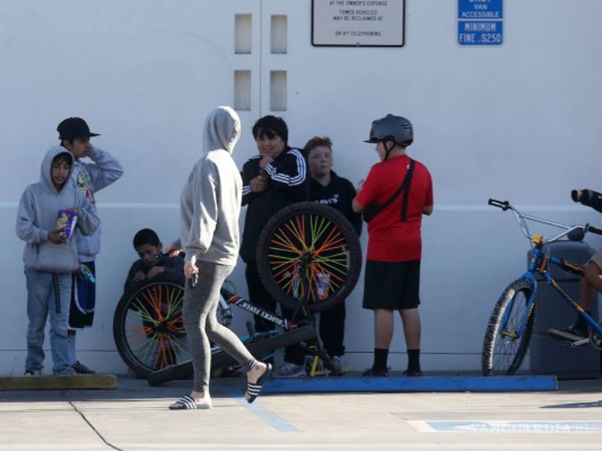 $!Pese a contingencia por coronavirus, Katy Perry es captada en la calle luciendo su embarazo