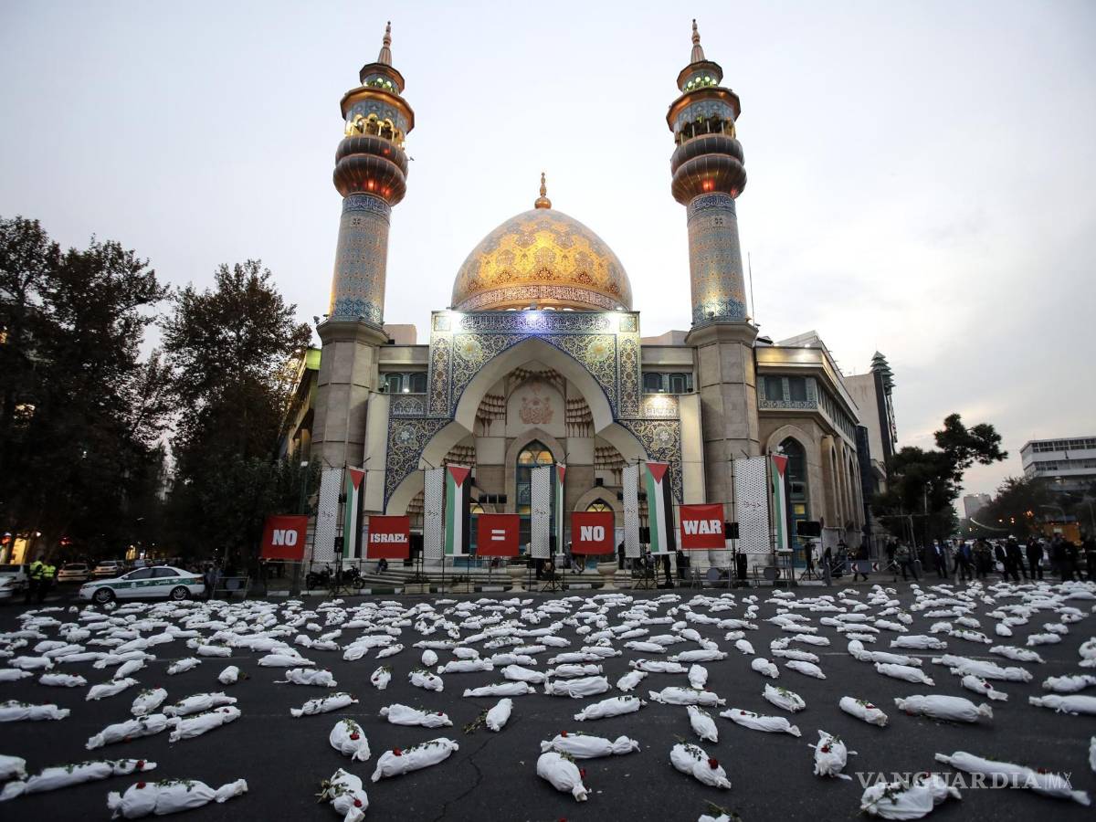 $!Cadáveres simulados en homenaje a los niños que murieron en la guerra de Israel en solidaridad con el pueblo palestino, en la Plaza Palestina, en Teherán, Irán.