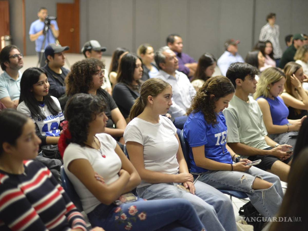 $!Aguilar destacó la posibilidad de crear conciencias artificiales, lo que podría replantear la comprensión de la mente humana.