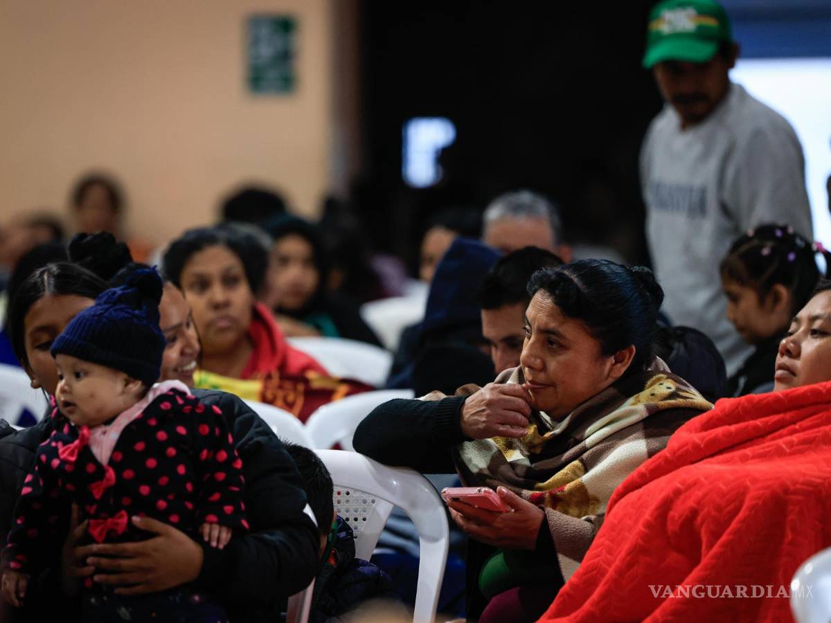 $!Personas permanecen en un salón municipal este lunes, tras ser evacuadas por la erupción masiva del volcán de Fuego en Alotenango, Guatemala.