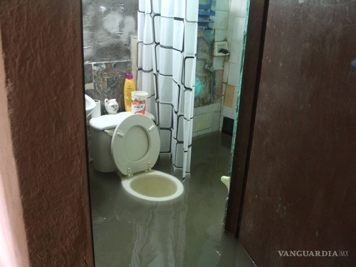 $!Convertidas en 'albercas' a causa de las lluvias, casas de Torreón