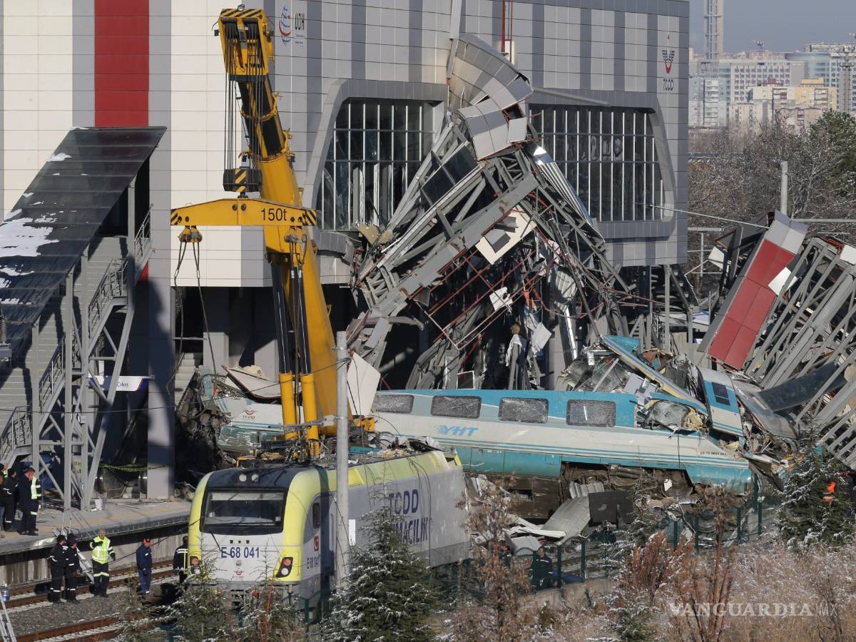 $!Choque entre un tren de alta velocidad con una locomotora deja 9 muertos y 47 heridos en Ankara