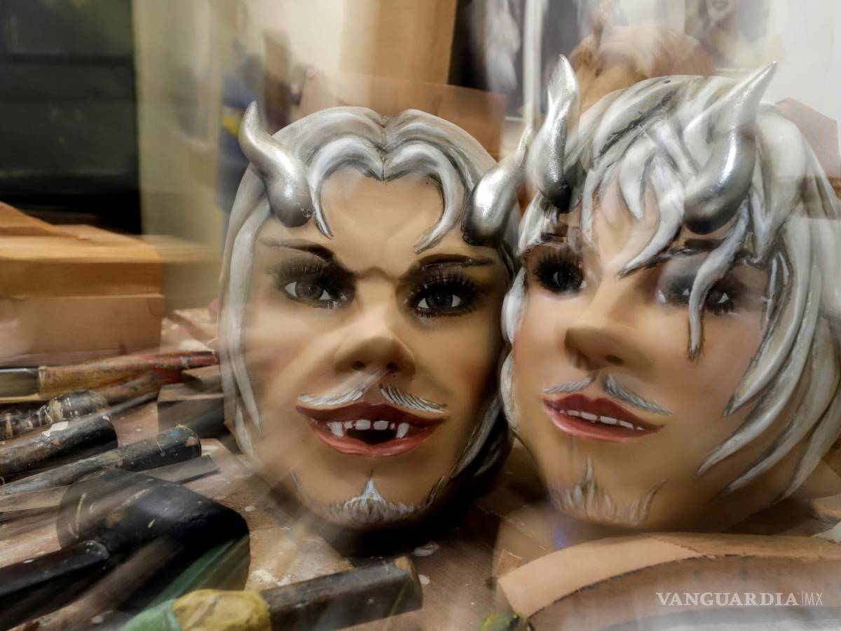 $!Máscaras diseñadas por el escultor Adrián Becerra en su taller de madera artesanal, en la ciudad de Puebla (México). EFE/Hilda Ríos
