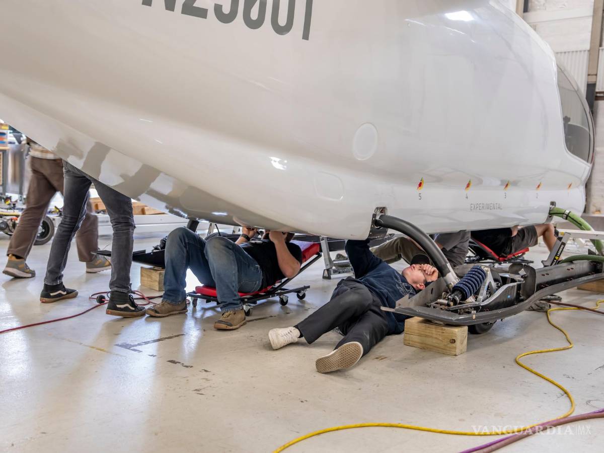 $!Empleados de Beta Technologies preparan el compartimiento de la batería en un avión eléctrico experimental CX300 en Plattsburgh, Nueva York.