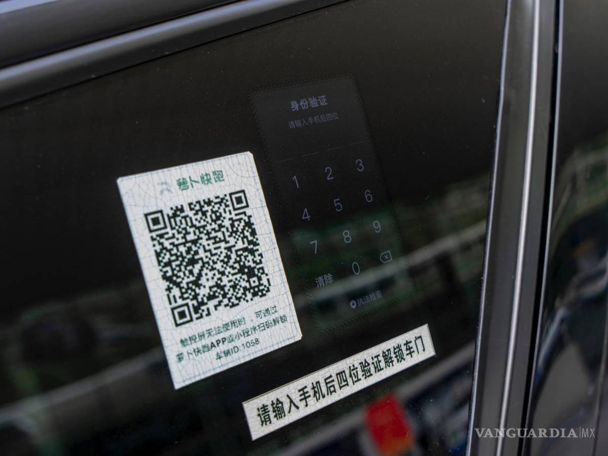 $!Un teclado y un código QR en un taxi robot sin conductor de Baidu. Los teclados y los códigos QR permiten a los usuarios de Baidu desbloquear puertas.