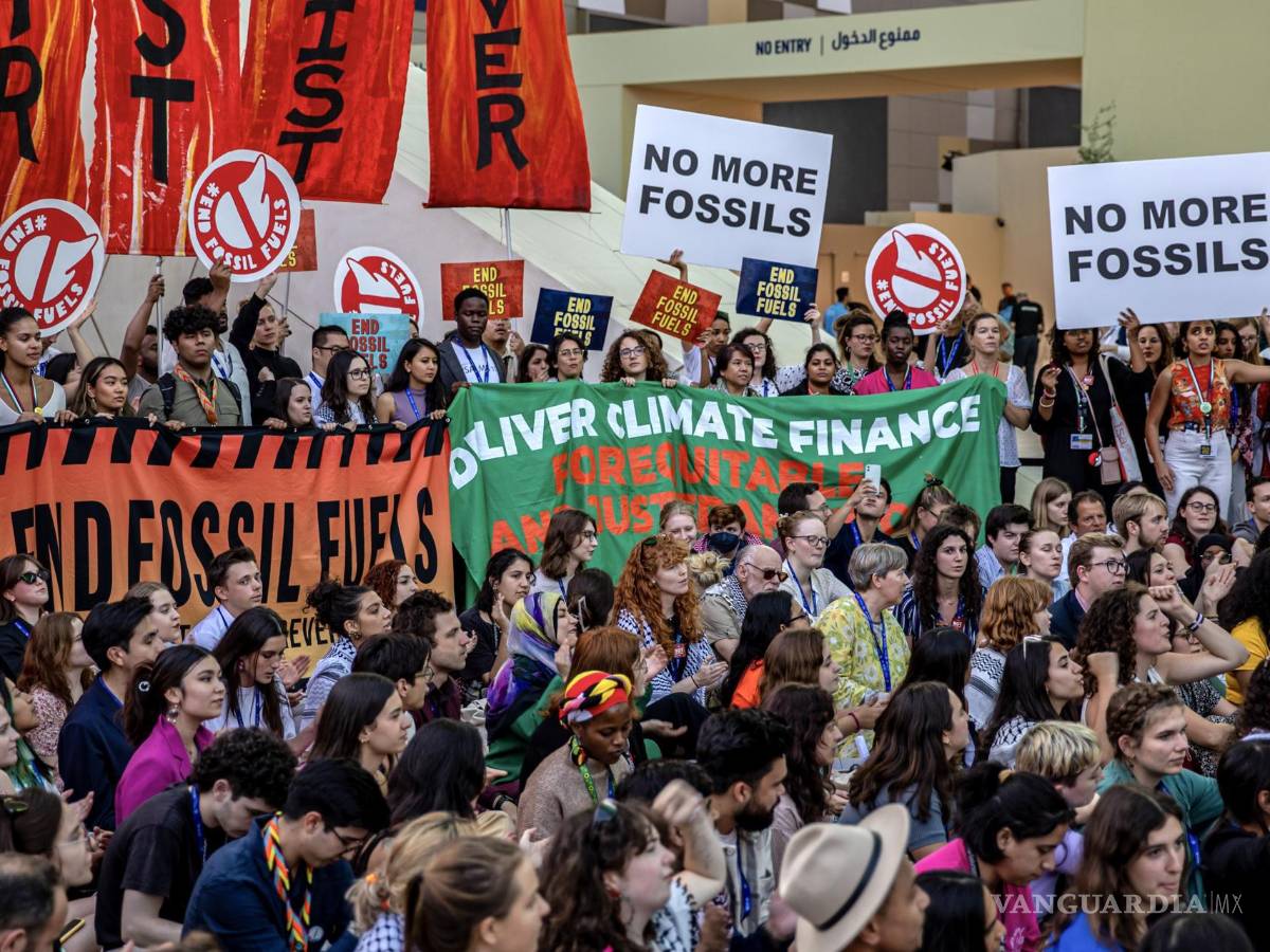 $!Activistas exhiben pancartas y pancartas durante una protesta al margen de la COP28) en Dubai, Emiratos Árabes Unidos.