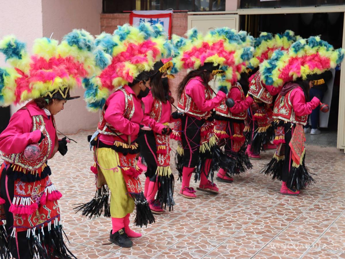 $!A pesar del clima gélido, las danzas acudieron puntuales a su cita.