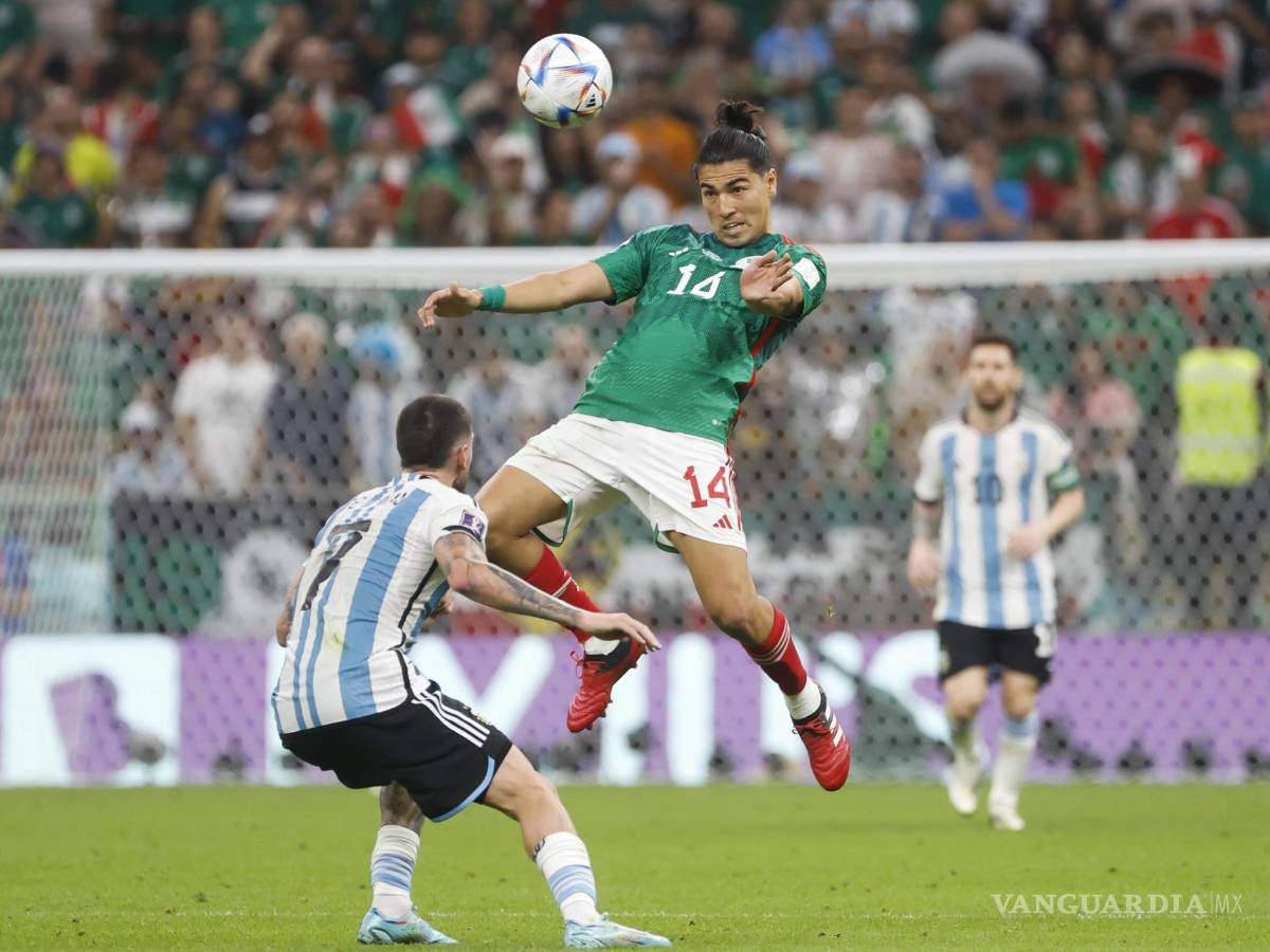 $!Rodrigo De Paul (i) de Argentina disputa un balón con Erick Gutiérrez de México.