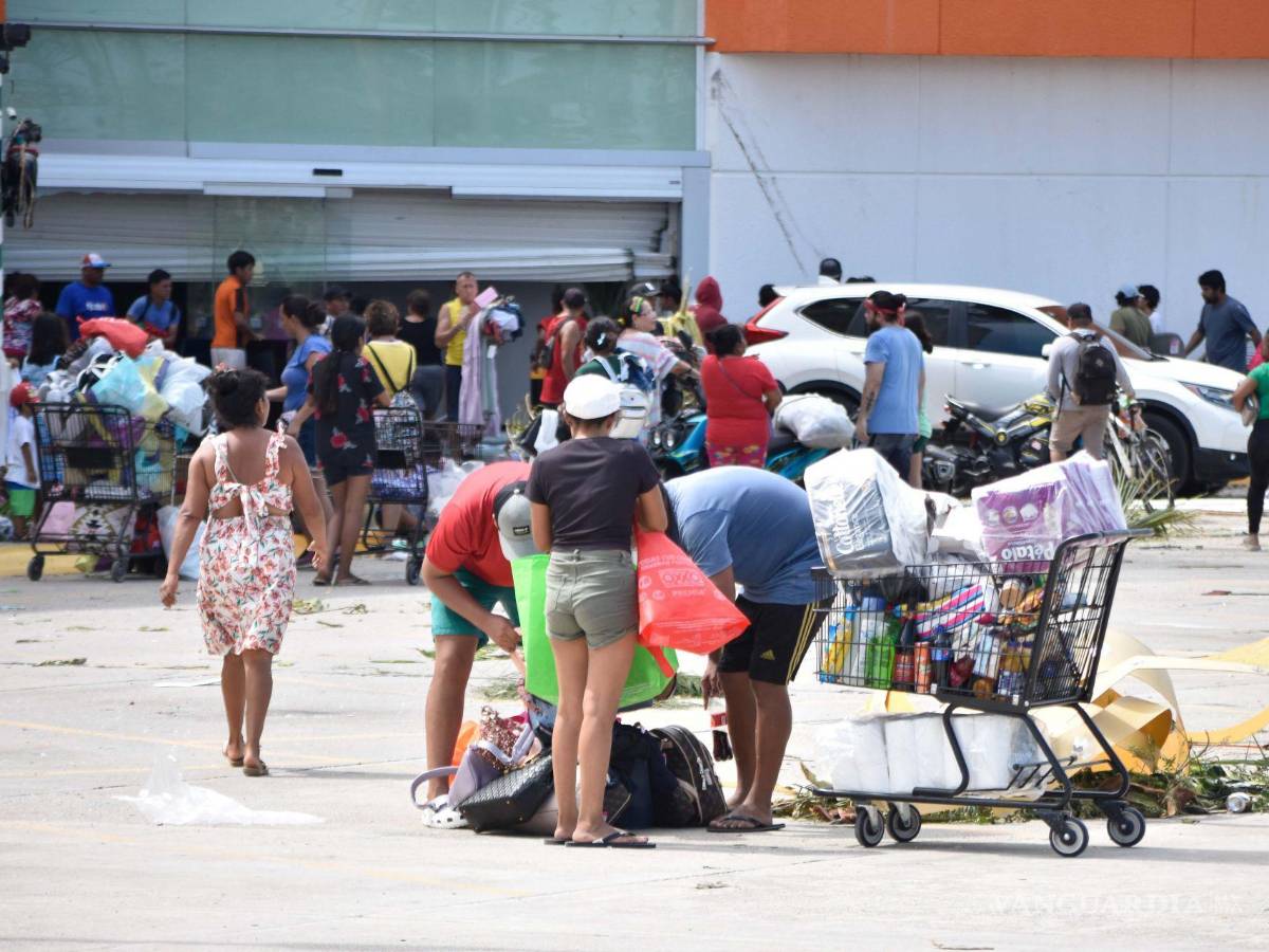 $!A 48 horas de que el Huracán categoría 5 ‘Otis’ tocara tierra, la rapiña dejó a tiendas departamentales y de conveniencia saqueadas casi en su totalidad.