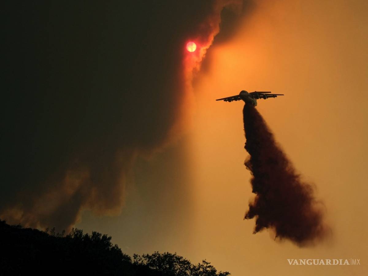 $!Tres incendios forestales tienen cercado a Los Ángeles y amenazan a más de 5 mil viviendas