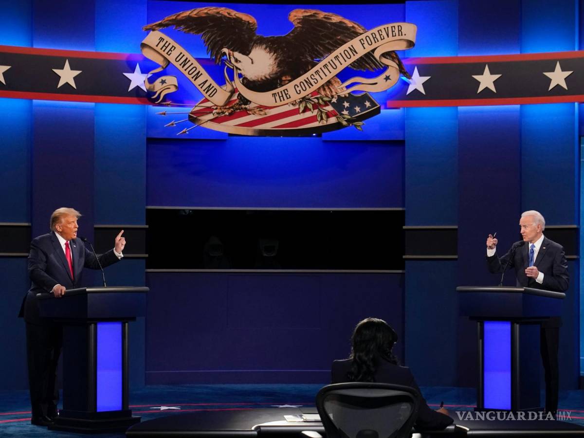 $!El entonces presidente Donald Trump, y el candidato presidencial demócrata, Joe Biden, hablan durante el debate en Nashville, Tennessee, el 22 de octubre de 2020.