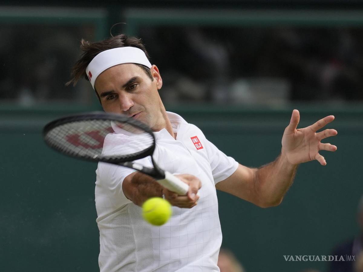 $!Roger Federer juega contra Hubert Hurkacz durante el partido de cuartos de final del Campeonato de Tenis de Wimbledon en Londres, el 7 de julio de 2021.