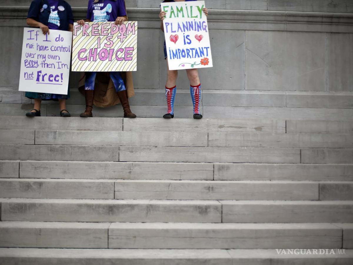 $!Activistas por el derecho al aborto se manifiestan afuera del Capitolio de Missouri.
